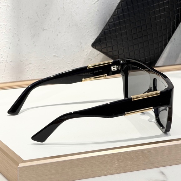 Bottega Veneta Black Sunglasses 🕶️ - Picture 2 of 7